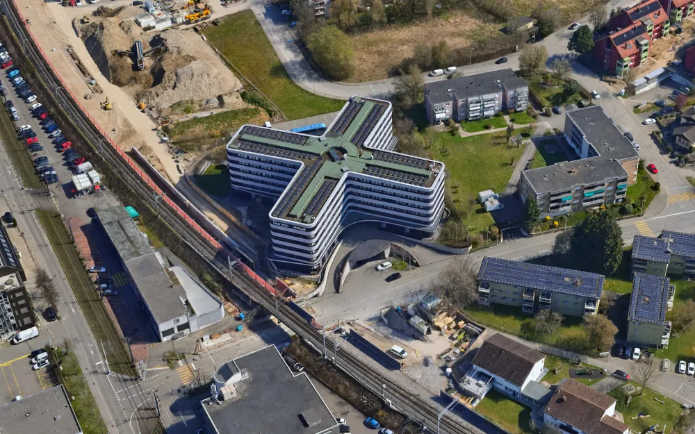 3D-Mesh für die Stadtentwicklung von Opfikon, Aufnahme 2 von 6 (Orthofoto, 3D-Mesh, Gaussian Splat)
