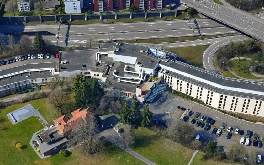 3D-Mesh für die Stadtentwicklung von Opfikon, Aufnahme 4 von 6 (Orthofoto, 3D-Mesh, Gaussian Splat)
