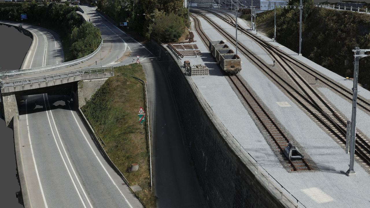 Eingefärbte Punktwolke am Bahnhof Reichenau-Tamins, Gleise auf einer Stützmauer über einer Strasse mit Unterführung