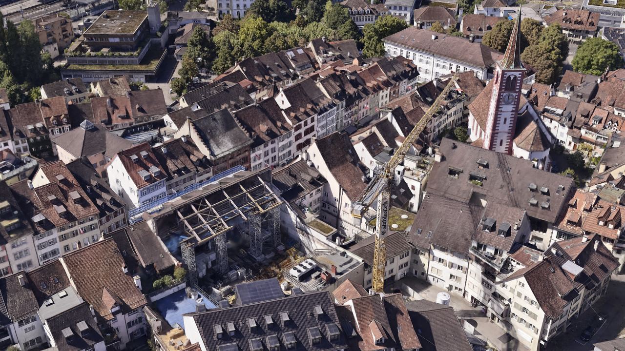 Gaussian Splat der Altstadt von Liestal aus dem Schrägblick, mit Turm, Baukran und dicht gebauten Dächern