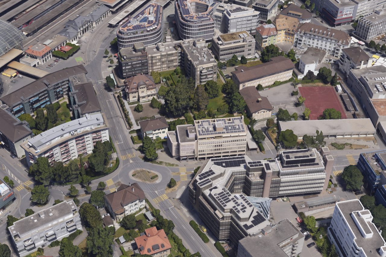 Texturiertes 3D-Mesh einer Schweizer Stadt aus der Luft, Bahnhof, Bürogebäude und Strassenzüge mit fein aufgelöster Netzgeometrie