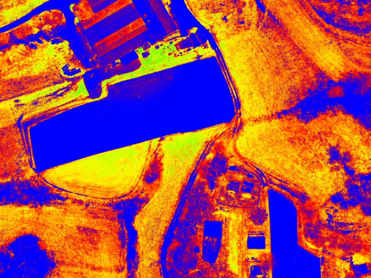 Multispektrale NDVI-Auswertung aus der Luft, Vegetationsvitalität in Falschfarben, Kulturen, Boden und Gehölze klar unterscheidbar