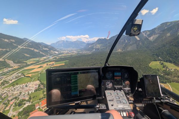 Vermessungsflug aus dem Helikopter mit Blick über die Landschaft