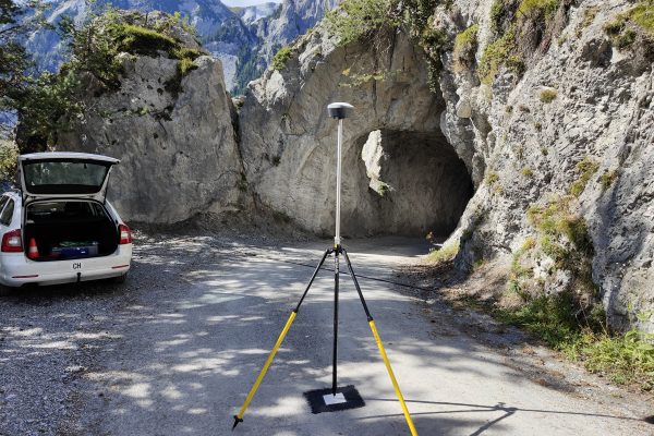 Einmessen eines Passpunkts im Feld mit GNSS-Empfänger