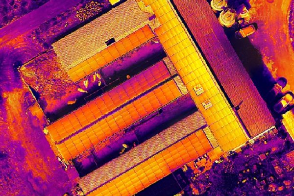 Thermalaufnahme eines Gebäudes aus der Luft