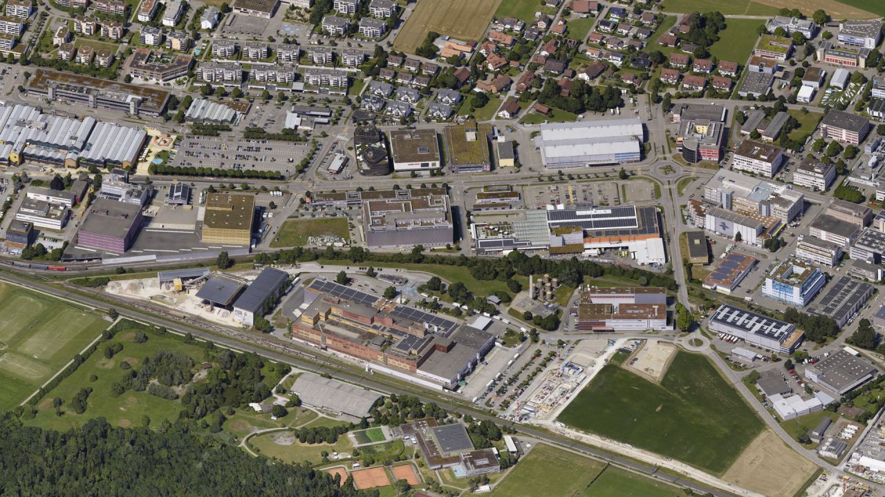 3D-Mesh von Volketswil mit Gewerbegebiet, Wohnquartieren und Bahnlinie