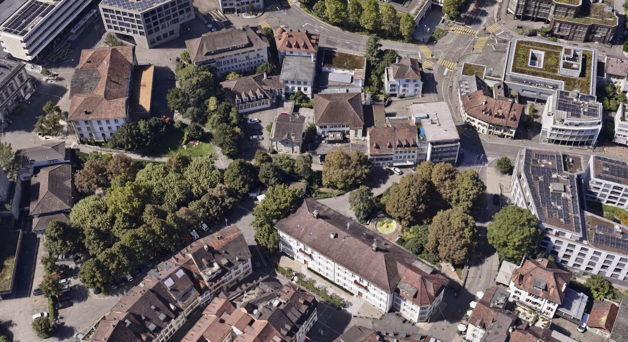 Begehbare 3D-Szene als Gaussian Splat, Gebäude und Umgebung detailliert aus dem Schrägblick