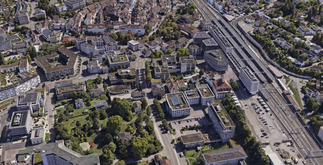 Begehbare 3D-Szene als Gaussian Splat, Gebäude und Umgebung detailliert aus dem Schrägblick