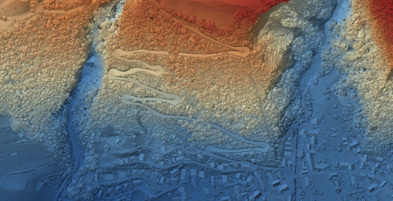 Oberflächenmodell zwischen Trimmis und Says in Höhenfarben mit Schummerung, mit den Kehren einer Bergstrasse im Wald und den Gebäuden des Dorfs